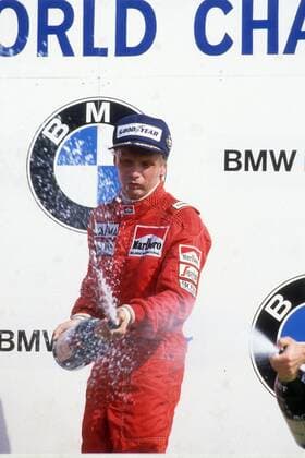 Siegerehrung GP Niederlande in Zandvoort 1985: Sieger Niki Lauda (Österreich McLaren TAG Porsche) verspritzt ein wenig lustlos den Champagner. Es ist der letzte Sieg seiner F1 Laufbahn.  o0 Jubel, Freude Sekt, Sektdusche, Champagner, Champagnerdusche