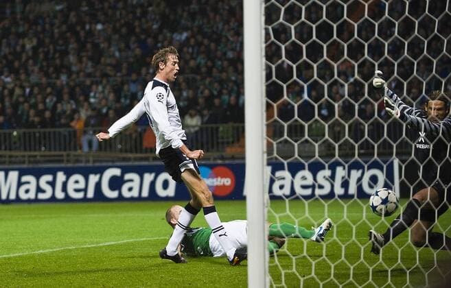 Petri Pasanan (Bremen, am Boden) schiesst das Eigentor Tor zum 0:1, Torwart Tim WIESE r. (Bremen), Peter CROUCH li. (Tottenham) Aktion, Fussball Champions League, Vorrunde 1. Spieltag, Werder Bremen (GER) - Tottenham Hotspur (ENG), am 14.09.2010 in Bremen, Saison1011