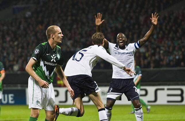 Petri PASANEN l.. (Bremen) enttaeuscht hinten jubelt Peter CROUCH l. und Ledley KING (Tottenham) nach dem Tor zum 0:2, Fussball Champions League, Vorrunde 1. Spieltag, Werder Bremen (GER) - Tottenham Hotspur (ENG), am 14.09.2010 in Bremen, Saison1011