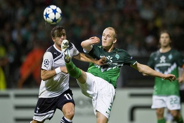 Petri PASANEN r. (Bremen) im Zweikampf gegen Rafael VAN DER VAART (Tottenham) , AKtion, Fussball Champions League, Vorrunde 1. Spieltag, Werder Bremen (GER) - Tottenham Hotspur (ENG), am 14.09.2010 in Bremen, Saison1011