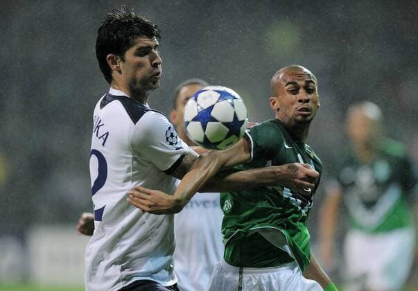 FUSSBALL CHAMPIONS LEAGUE SAISON 2010 2011 GRUPPE A SV Werder Bremen - Tottenham Hotspur 14.09.2010 Wesley (li, SV Werder Bremen) gegen Vedran Corluka (Tottenham) 