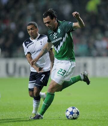 FUSSBALL CHAMPIONS LEAGUE SAISON 2010 2011 GRUPPE A SV Werder Bremen - Tottenham Hotspur 14.09.2010 Hugo Almeida (re, SV Werder Bremen) gegen Aaron Lennon Tottenham) 
