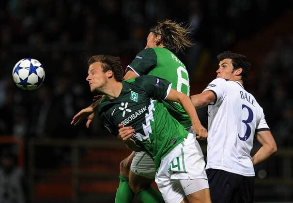 FUSSBALL CHAMPIONS LEAGUE SAISON 2010 2011 GRUPPENPHASE SV Werder Bremen - Tottenham Hotspur 14.09.2010 Philipp BARGFREDE (li) und Clemens FRITZ (re, beide Bremen) gegen Gareth BALE (re, Tottenham) 