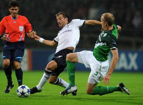 FUSSBALL CHAMPIONS LEAGUE SAISON 2010 2011 GRUPPENPHASE SV Werder Bremen - Tottenham Hotspur 14.09.2010 Rafael VAN DER VAART (li, Tottenham) gegen Petri PASANEN (re, Bremen) 