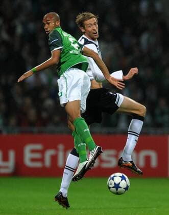 FUSSBALL CHAMPIONS LEAGUE SAISON 2010 2011 GRUPPENPHASE SV Werder Bremen - Tottenham Hotspur 14.09.2010 Peter CROUCH (re, Tottenham) gegen WESLEY (LI, Bremen) 