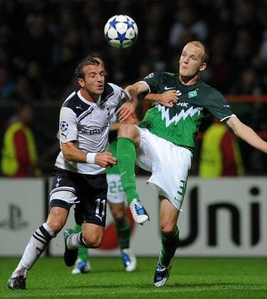 FUSSBALL CHAMPIONS LEAGUE SAISON 2010 2011 GRUPPENPHASE SV Werder Bremen - Tottenham Hotspur 14.09.2010 Rafael VAN DER VAART (li, Tottenham) gegen Petri PASANEN (re, Bremen) 