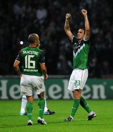 FUSSBALL CHAMPIONS LEAGUE SAISON 2010 2011 GRUPPENPHASE SV Werder Bremen - Tottenham Hotspur 14.09.2010 Mikael SILVESTRE (li) und Torschuetze Hugo ALMEIDA (re, beide Bremen) jubeln nach dem 1:2 
