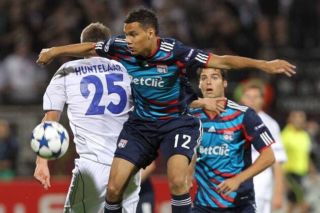 Olympique Lyon - FC Schalke 04 - Timothee Kolodziejczak (OL, re.) und Klaas Jan Huntelaar (FCS04) - EddyLEMAISTRE - 