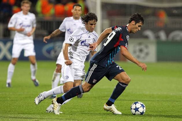 Olympique Lyon - FC Schalke 04 - Yoann Gourcuff (OL, re.) und Raul Gonzalez (FCS04) - EddyLEMAISTRE - 