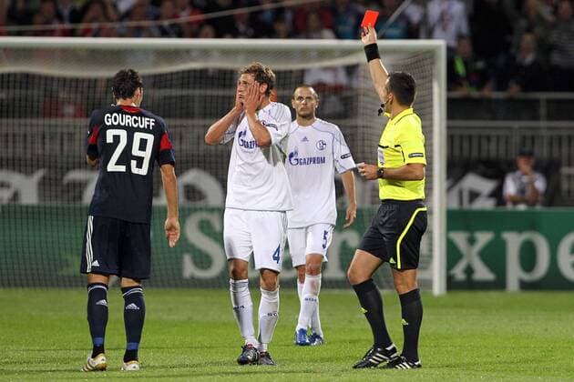 Olympique Lyon - FC Schalke 04 - Benedikt Höwedes (FCS04) sieht von Schiedsrichter Ivan Bebek (Kroatien) die Rote Karte - EddyLEMAISTRE -  o0 Platzverweis, Enttäuschung,