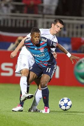 Olympique Lyon - FC Schalke 04 - Michel Bastos (OL, vorn) gegen Christoph Moritz (FCS04) - EddyLEMAISTRE - 
