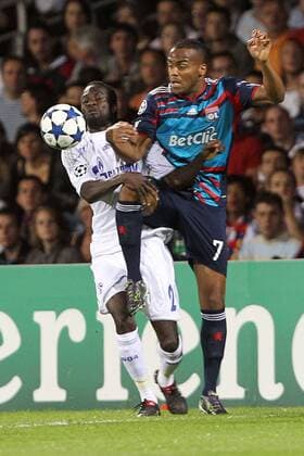 Olympique Lyon - FC Schalke 04 - Jimmy Briand (OL, re.) gegen Hans Sarpei (FCS04) - EddyLEMAISTRE - 
