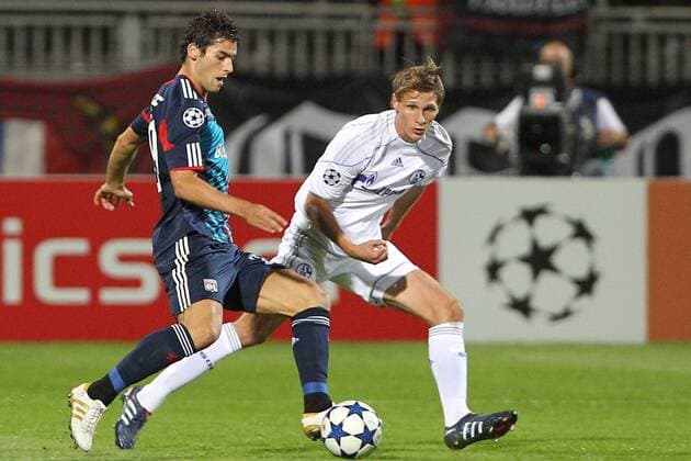 Olympique Lyon - FC Schalke 04 - Yoann Gourcuff (OL, li.) gegen Benedikt Höwedes (FCS04) - EddyLEMAISTRE - 