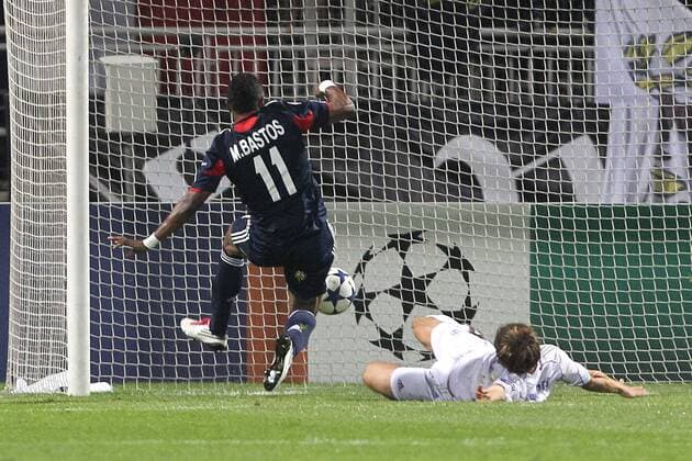 Olympique Lyon - FC Schalke 04 - Michel Bastos (OL, li.) setzt sich gegen Benedikt Höwedes (FC Schalke 04) und trifft zum 1:0 - EddyLEMAISTRE -  o0 Tor