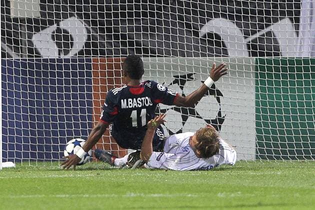 Olympique Lyon - FC Schalke 04 - Michel Bastos (OL, li.) setzt sich gegen Benedikt Höwedes (FC Schalke 04) und trifft zum 1:0 - EddyLEMAISTRE -  o0 Tor