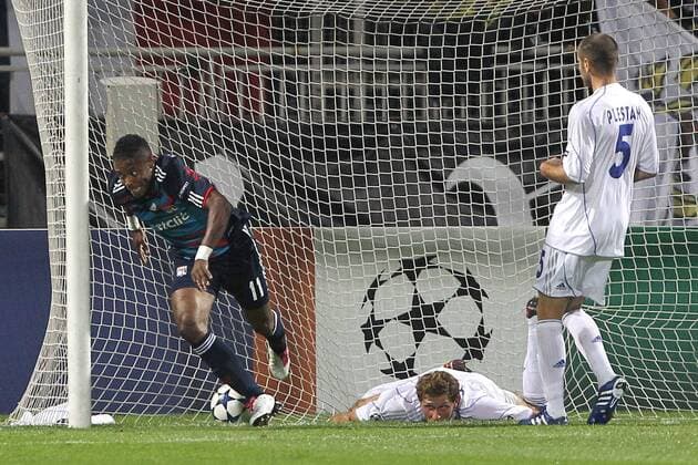 Olympique Lyon - FC Schalke 04 - Michel Bastos (OL, li.) setzt sich gegen Benedikt Höwedes (Mitte) und Nicolas Plestan (beide FC Schalke 04) und trifft zum 1:0 - EddyLEMAISTRE -  o0 Tor, Freud und Leid