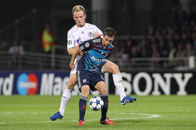 Olympique Lyon - FC Schalke 04 - Miralem Pjanic (OL, re.) gegen Ivan Rakitic (FCS04) - EddyLEMAISTRE - 