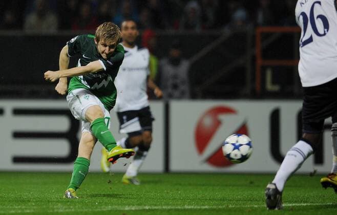FUSSBALL CHAMPIONS LEAGUE SAISON 2010 2011 GRUPPENPHASE SV Werder Bremen - Tottenham Hotspur 14.09.2010 Marko MARIN (Bremen) zieht ab und erzielt das Tor zum 2:2 