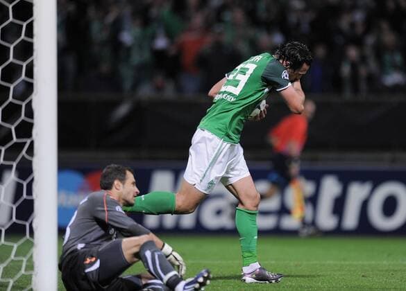 FUSSBALL CHAMPIONS LEAGUE SAISON 2010 2011 GRUPPE A SV Werder Bremen - Tottenham Hotspur 14.09.2010 JUBEL; Torschütze zu 1-2 Hugo Almeida (SV Werder Bremen) küsst seine Tätowierung am rechten Unterarm  o0 Jubel, Freude