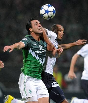 FUSSBALL CHAMPIONS LEAGUE SAISON 2010 2011 GRUPPENPHASE SV Werder Bremen - Tottenham Hotspur 14.09.2010 Hugo ALMEIDA (li, Bremen) gegen Younes Kaboul (re, Tottenham) 