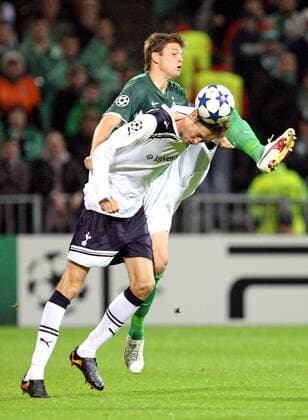 14.09.2010, Fußball Champions League , Gruppe A , SV Werder Bremen - Tottenham Hotspur FC , im Weserstadion Bremen, v.l. Sebastian Prödl (Werder Bremen) , Peter Crouch (Tottenham Hotspurs)