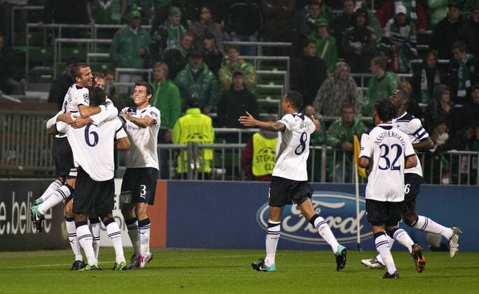 Bremen, 14.09.2010, Fußball Torjubel, v.li.: Rafael van der Vaart (Tottenham), Peter Crouch (Tottenham), Tom Huddlestone (Tottenham), Gareth Bale (Tottenham), Jermaine Jenas (Tottenham), Benoit Assou Ekotto (Tottenham) und Ledley King (Tottenham) SV Werder Bremen - Tottenham Hotspur FC