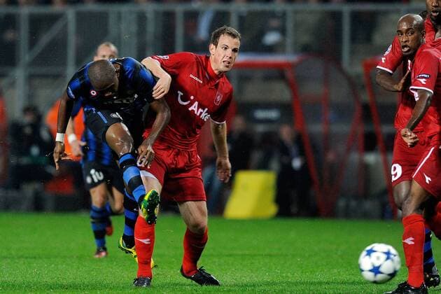 Champions League Twente Enschede (rot) - Inter Mailand (blau): Samuel Eto o (li., Inter Mailand) setzt sich gegen Wout Brama (Enschede) durch und trifft zum 2:2  o0 Tor