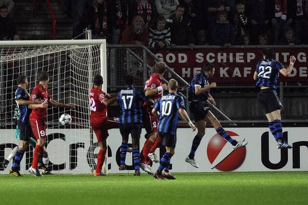 Champions League Twente Enschede (rot) - Inter Mailand (blau): Diego Milito (re., Inter Mailand) trifft ins eigene Netz - Eigentor  o0 Tor, Totale