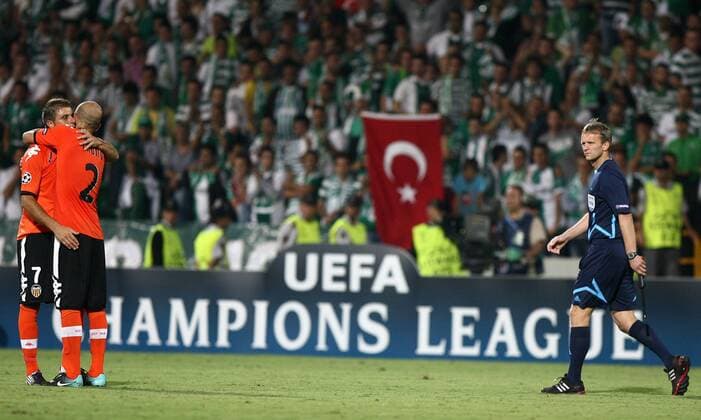 UEFA Champions League group C match between Bursaspor and FC Valencia at Ataturk Stadium in Bursa 14.09.2010 Valencia won scored 4 - 0 Pictured: Joaquin (L) and Bruno (R) of Valencia with linesman Frank Andas of Norway.  o0 Jubel Freude Bande Schriftzug