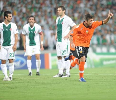 UEFA Champions League group C match between Bursaspor and FC Valencia at Ataturk Stadium in Bursa 14.09.2010 Valencia won scored 4 - 0 Pictured: Pablo Hernandez of Valencia celebrates. Ali Tandogan (L) and Ivan Ergic of Bursaspor look dejected.  o0 Jubel Freude Freud und Leid
