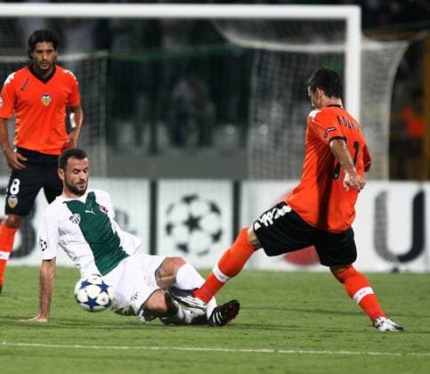 UEFA Champions League group C match between Bursaspor and FC Valencia at Ataturk Stadium in Bursa 15.09.2010 Valencia won scored 4 - 0 Pictured: Aritz Aduriz (R) of Valencia and Huseyin Cimsir (R) of Bursaspor. 