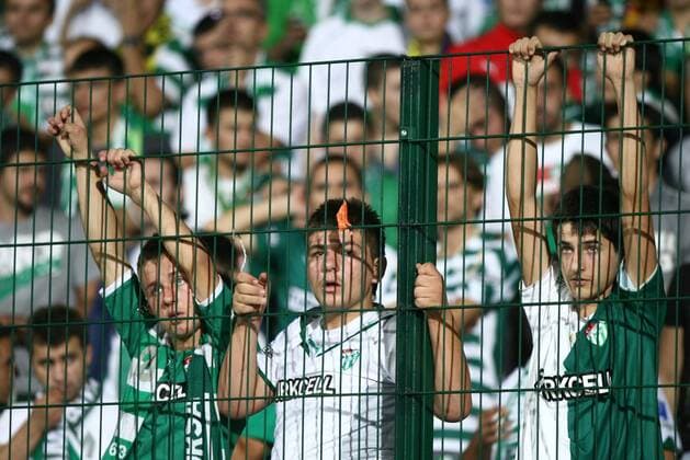UEFA Champions League group C match at Ataturk Stadium in Bursa 14.09.2010 Pictured: Fans of Bursaspor.  o0 Gitter Zaun Gitterzaun Kind Junge