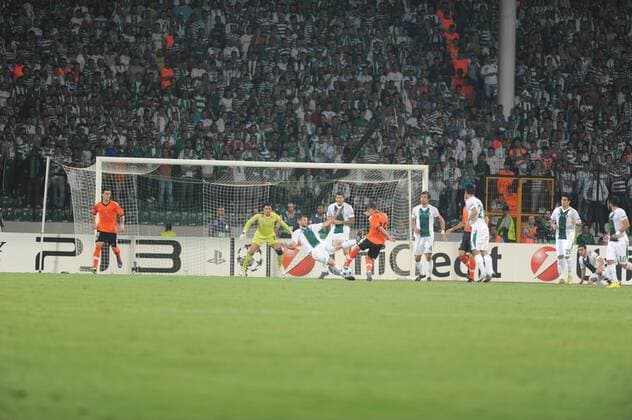 UEFA Champions League group C match between Bursaspor and FC Valencia at Ataturk Stadium in Bursa 14.09.2010 Valencia won scored 4 - 0 Pictured: Pablo Hernandez of Valencia (center right) against Hüseyin Cimsir of Bursaspor.  o0 Zuschauer