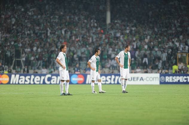 UEFA Champions League group C match between Bursaspor and FC Valencia at Ataturk Stadium in Bursa 15.09.2010 Valencia won scored 4 - 0 Pictured: Federico Insua (L) , Ali Tandogan (C) and Huseyin Cimsir (R) of Bursaspor.  o0 Enttäuschung