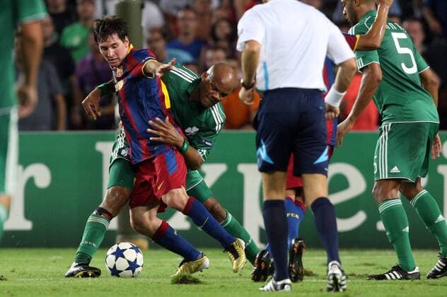 14.09.2010, Barcelona - UEFA Champions League 2010 2011 - FC Barcelona (red stripes) vs Panathinaikos Athens (green) 5:1 --- Lionel Messi of Barca and Panathinaikos Jean-Alain Boumsong 
