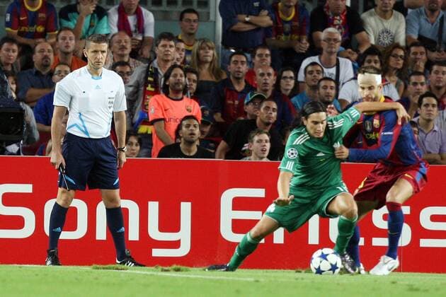 14.09.2010, Barcelona - UEFA Champions League 2010 2011 - FC Barcelona (red stripes) vs Panathinaikos Athens (green) 5:1 --- Sebastian Leto of Panathinaikos and Gerard Pique of Barca 