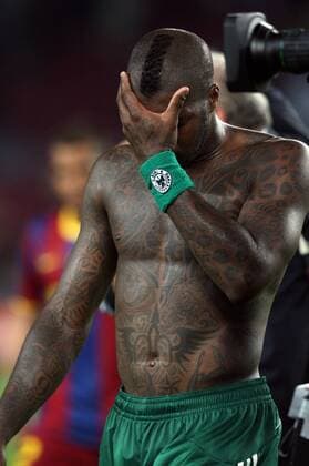 14.09.2010, Barcelona - UEFA Champions League 2010 2011 - FC Barcelona (red stripes) vs Panathinaikos Athens (green) 5:1 --- Panathinaikos player Djibril Cisse reacts after the final wistle  o0 Enttäuschung
