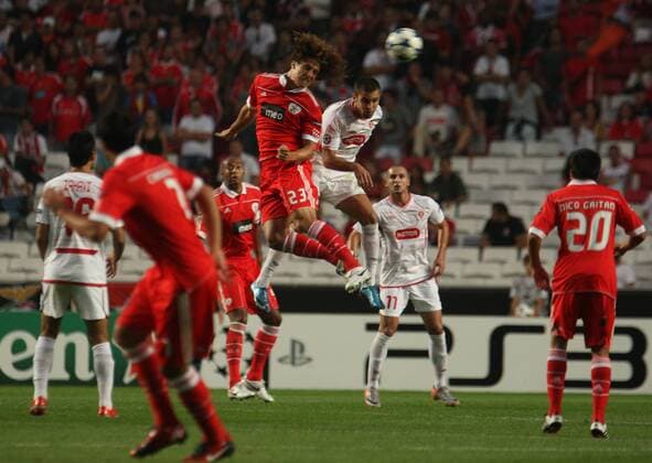 14.09.2010, Lisbon - Hapoel Tel Aviv s Eran Zahavi (R) jumps for the ball with SL Benfica s David Luiz (L) at Luz Stadium in Lisbon on September 14, 2010, during their Champions League football match. ---  PA002 o0 Höhe