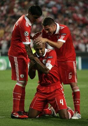 14.09.2010, Lisbon - SL Benfica s Luisao (C) celebrates his goal with Oscar Cardozo (L) and Javi Garcia (R) against Hapoel Tel Aviv at Luz Stadium in Lisbon on September 14, 2010, during their Champions League football match. ---  PA008 o0 Jubel Freude