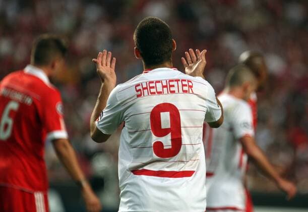 14.09.2010, Lisbon - Hapoel Tel Aviv s Itay Shechter reacts against SL Benfica at Luz Stadium in Lisbon on September 14, 2010, during their Champions League football match. ---  PA006 o0 Enttäuschung