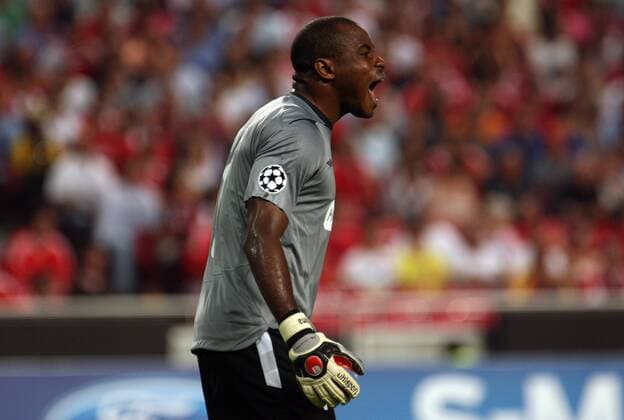 14.09.2010, Lisbon - Hapoel Tel Aviv s goalkeeper Vicent Enyeama reacts against SL Benfica at Luz Stadium in Lisbon on September 14, 2010, during their Champions League football match. ---  PA007 o0 Enttäuschung