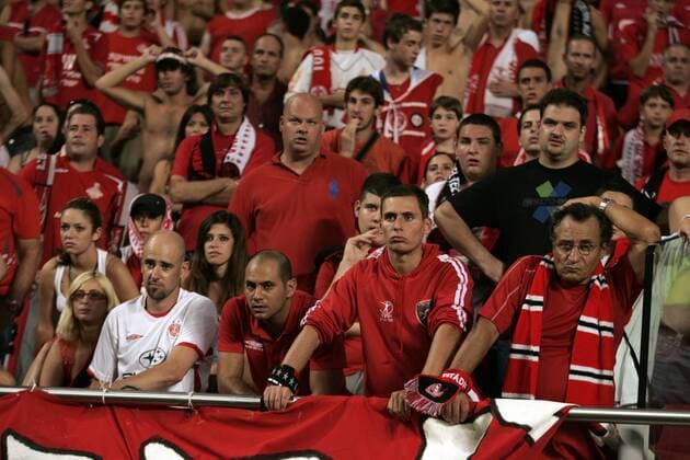 14.09.2010, Lisbon - Hapoel Tel Aviv s suppoters react at Luz Stadium in Lisbon on September 14, 2010, during their Champions League football match. ---  PA012 o0 Fan Zuschauer Enttäuschung