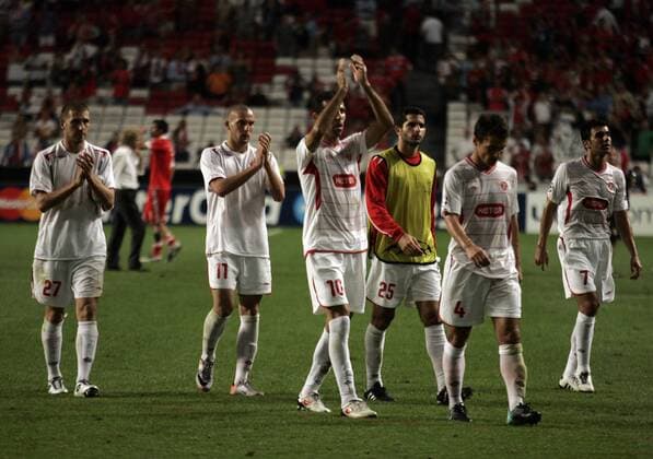 14.09.2010, Lisbon - Hapoel Tel Aviv s players reacts to supporters at Luz Stadium in Lisbon on September 14, 2010, during their Champions League football match. - Benfica 2 X Hapoel Tel Aviv 0 ---  PA013 o0 Enttäuschung