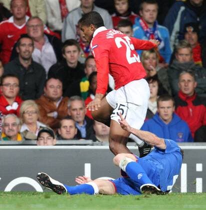 Manchester United (red) vs Glasgow Rangers (blue) - Rangers Kirk Broadfoot tackles Antonio Valencia of Manchester United resulting in Valencia being stretchered off during the Manchester United vs Glasgow Rangers, Group C, Champions League match. Old Trafford.  101592558 1015 o0 Grätsche, grätschen, Tackling Kampf Härte brutal