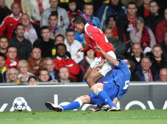 Manchester United (red) vs Glasgow Rangers (blue) - Rangers Kirk Broadfoot tackles Antonio Valencia of Manchester United resulting in Valencia being stretchered off during the Manchester United vs Glasgow Rangers, Group C, Champions League match. Old Trafford.  101592558 1015 o0 Grätsche, grätschen, Tackling Kampf Härte brutal Aufmacher