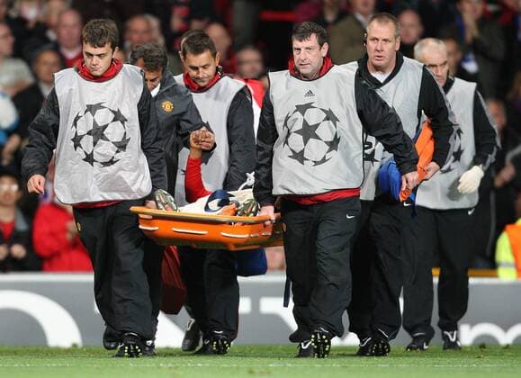 Manchester United vs Glasgow Rangers - Manchester United s Antonio Valencia being stretchered off during the Manchester United vs Glasgow Rangers, Group C, Champions League match. Old Trafford.  101592558 1015 o0 Trage Erstel Hilfe Sanitäter Abtransport Kameradschaft