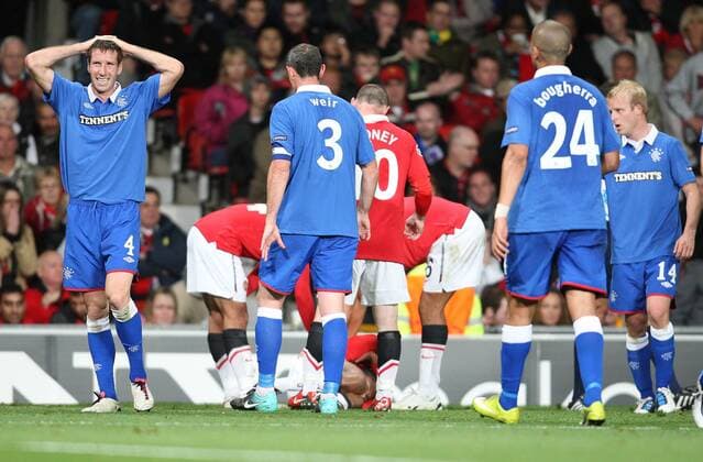 Manchester United (red) vs Glasgow Rangers (blue) - Kirk Broadfoot of Rangers (L) reacts to Manchester United s Antonio Valencia s injury during the Manchester United vs Glasgow Rangers, Group C, Champions League match. Old Trafford.  101592558 1015 o0 pessimistisch Aufmacher