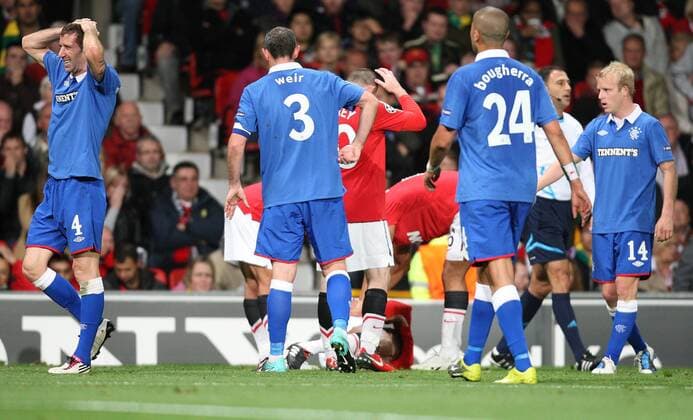 Manchester United (red) vs Glasgow Rangers (blue) - Kirk Broadfoot of Rangers (L) reacts to Manchester United s Antonio Valencia s injury during the Manchester United vs Glasgow Rangers, Group C, Champions League match. Old Trafford.  101592558 1015 o0 pessimistisch