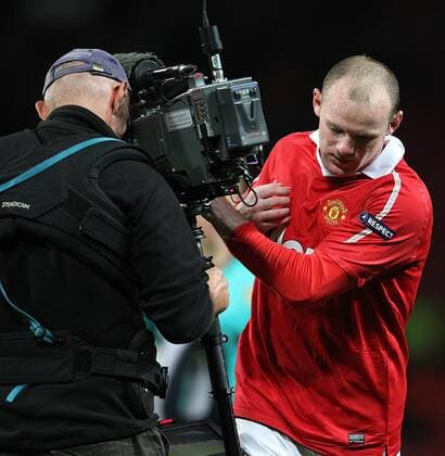 Manchester United vs Glasgow Rangers - Wayne Rooney pushes away a camera man at the end of the Manchester United vs Glasgow Rangers, Group C, Champions League match. Old Trafford.  101592558 1015 o0 Enttäuschung TV Medien Kamera Kameramann Fernsehkamera