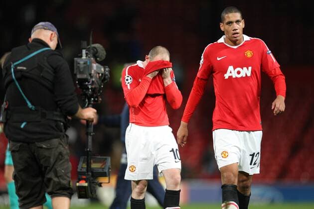 Manchester United vs Glasgow Rangers - Manchester United s Wayne Rooney (C) and Chris Smalling (R) at the end of the Manchester United vs Glasgow Rangers, Group C, Champions League match. Old Trafford.  101592558 1015 o0 Enttäuschung Verzweiflung
